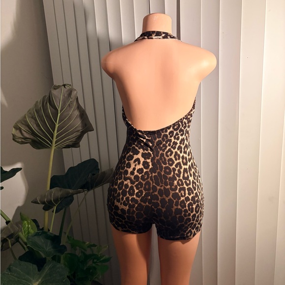 Chic Leopard Print Halter Romper - Picture 2 of 3